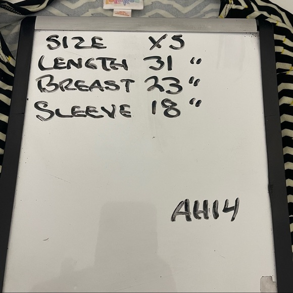 LuLaRoe Women’s Black White Yellow Top XS - Picture 4 of 4